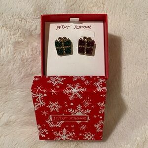 Betsey Johnson Green and Pink Gift Earrings. NWT and comes with gift box 🎁